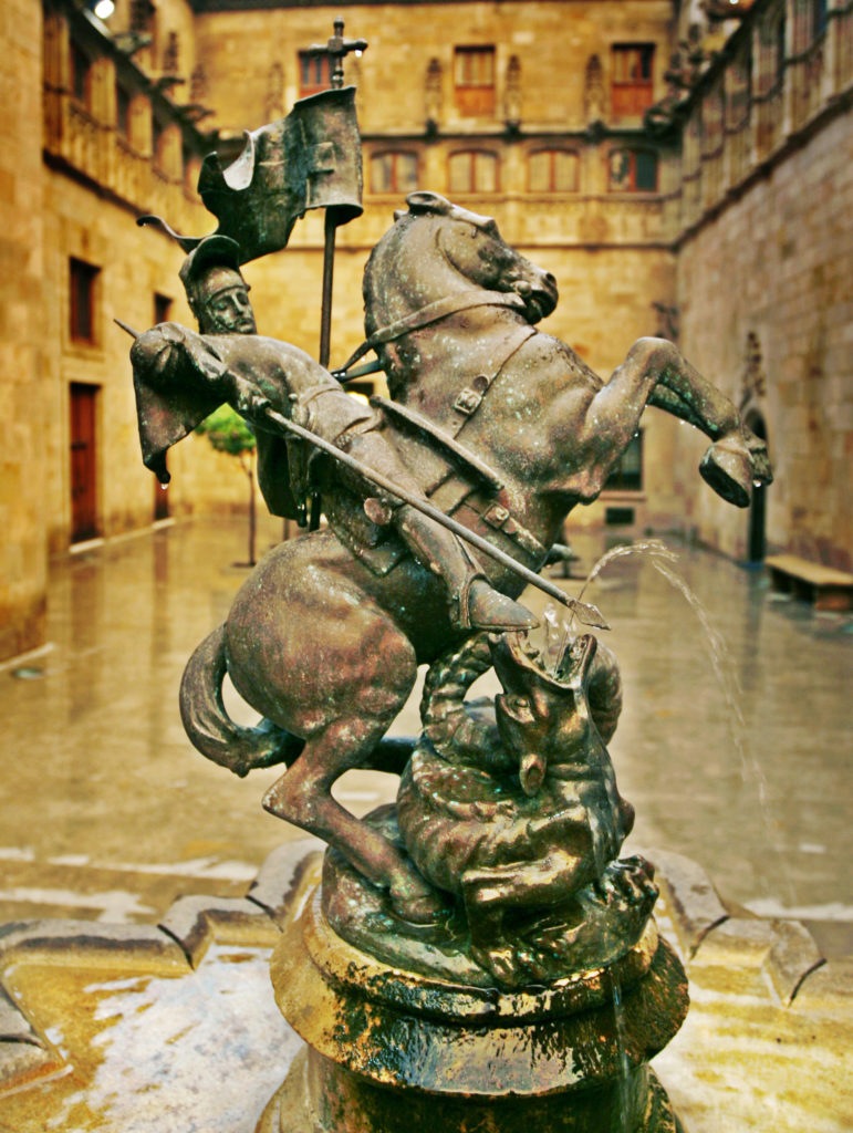 Figura de Sant Jordi matant al drac al Pati dels Tarongers del Palau de la Generalitat.