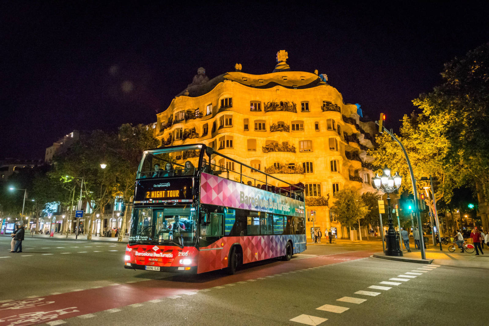 Night tours. Барселона туристические автобусы. Ночная Барселона. Каталония автобус. Ночная жизнь в Барселоне.